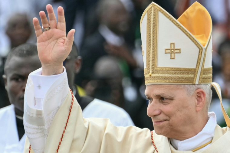Le pape Léon XIV salue la foule à son arrivée pour célébrer une messe devant le stade Japoma à Douala, le 17 avril 2026 au Cameroun ( AFP / Alberto PIZZOLI )