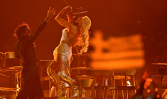 La violoniste Linda Lampenius et le chanteur Pete Parkkonen, représentant la Finlande à l'Eurovision à Vienne le 12 mai 2026. ( AFP / Tobias SCHWARZ )