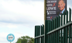 Une affiche du parti politique Restore Britain est placardée devant une maison, à Makerfield, à l'ouest de Manchester, dans le nord-ouest de l'Angleterre, le 16 juin 2026 ( AFP / Oli SCARFF )