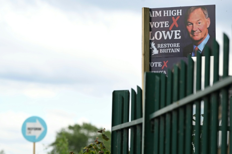 Une affiche du parti politique Restore Britain est placardée devant une maison, à Makerfield, à l'ouest de Manchester, dans le nord-ouest de l'Angleterre, le 16 juin 2026 ( AFP / Oli SCARFF )