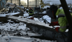 Des secouristes et des employés d’une centrale électrique dégagent des débris dans une centrale thermique gravement endommagée du fournisseur d’énergie ukrainien DTEK, dans un lieu non divulgué en Ukraine, le 9 février 2026, à la suite de frappes russes. ( AFP / Genya SAVILOV )