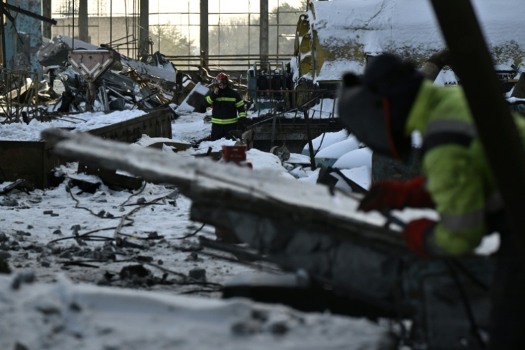 Des secouristes et des employés d’une centrale électrique dégagent des débris dans une centrale thermique gravement endommagée du fournisseur d’énergie ukrainien DTEK, dans un lieu non divulgué en Ukraine, le 9 février 2026, à la suite de frappes russes. ( AFP / Genya SAVILOV )
