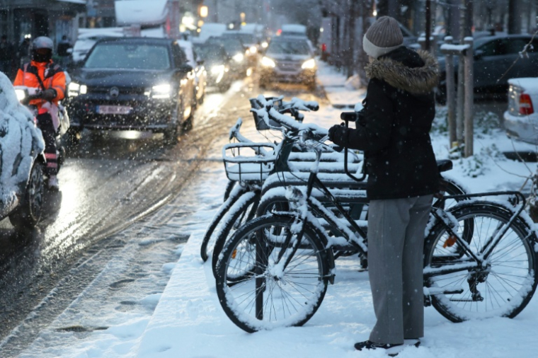 Circulation petrurbée par les chutes de neige à Paris le 5 janvier 2026 ( AFP / Ludovic MARIN )