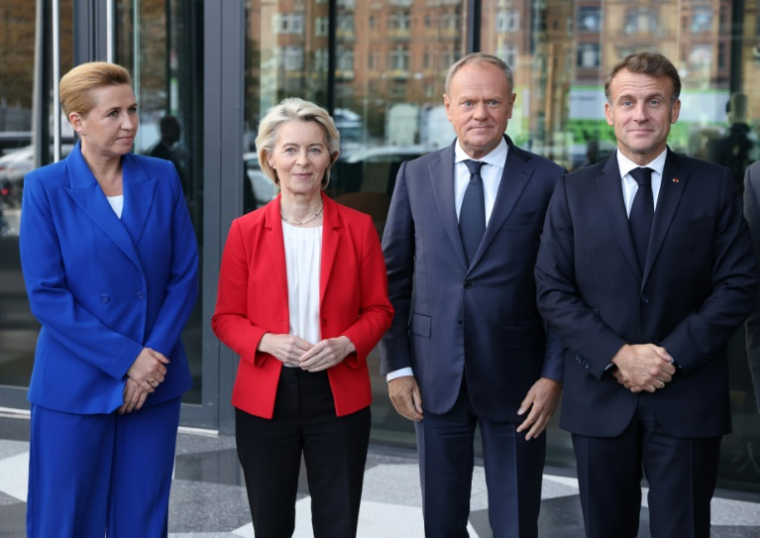 De gauche à droite la Première ministre danoise Mette Frederiksen, la président de la Commission européenne Ursula Von der Leyen, le Premier ministre polonais Donald Tusk et le président français Emmanuel Macron, à Copenhague, au Danemark, le 1er octobre 2025 ( AFP / Ludovic MARIN )