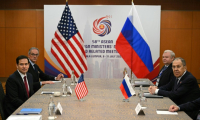 Le secrétaire d'État américain Marco Rubio (g) rencontre le ministre russe des Affaires étrangères Sergueï Lavrov (d) en marge de la réunion des ministres des Affaires étrangères de l'Asean à Kuala Lumpur, le 10 juillet 2025 en Malaisie ( POOL / Mandel NGAN )