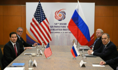 Le secrétaire d'État américain Marco Rubio (g) rencontre le ministre russe des Affaires étrangères Sergueï Lavrov (d) en marge de la réunion des ministres des Affaires étrangères de l'Asean à Kuala Lumpur, le 10 juillet 2025 en Malaisie ( POOL / Mandel NGAN )