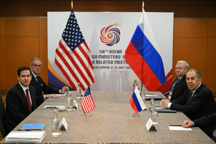 Le secrétaire d'État américain Marco Rubio (g) rencontre le ministre russe des Affaires étrangères Sergueï Lavrov (d) en marge de la réunion des ministres des Affaires étrangères de l'Asean à Kuala Lumpur, le 10 juillet 2025 en Malaisie ( POOL / Mandel NGAN )