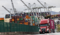Des conteneurs d'expédition sont visibles au port d'Oakland, alors que les tensions commerciales se poursuivent concernant les tarifs douaniers américains avec la Chine, à Oakland, Californie
