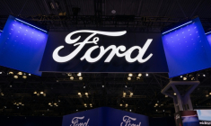 Le logo Ford, au salon de l'Auto le 16 avril 2025 à New York. ( GETTY IMAGES NORTH AMERICA / Adam Gray )