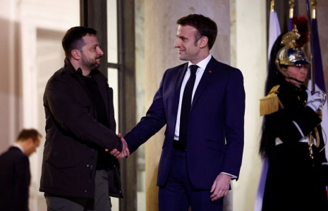Le président français Emmanuel Macron serre la main du président ukrainien Volodimir Zelensky alors qu'il arrive à une réunion pour signer un accord de sécurité bilatéral au palais de l'Élysée à Paris