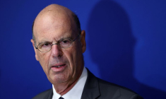 Le ministre français des Finances, M. Lombard, s'entretient avec des journalistes au ministère de Bercy, à Paris