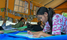 Des enfants, séparés de leurs parents par les crues, étudient dans un centre d’apprentissage géré par l’organisation caritative Save the Children, dans le district de Nuwakot, au Népal, le 11 septembre 2026 ( AFP / Prakash MATHEMA )