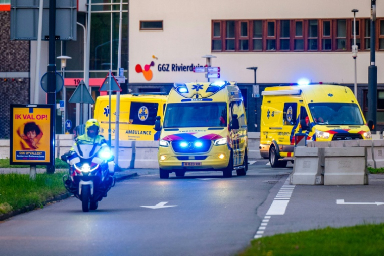 Un convoi d'ambulances transportant, selon les autorités, des passagers du bateau de croisière MV Hondius, soupçonnés d'être infectés par le hantavirus et escorté par la police, arrive près du centre médical universitaire de Leiden (LUMC) à Leiden, le 6 mai 2026 aux Pays-Bas ( ANP / Josh Walet )