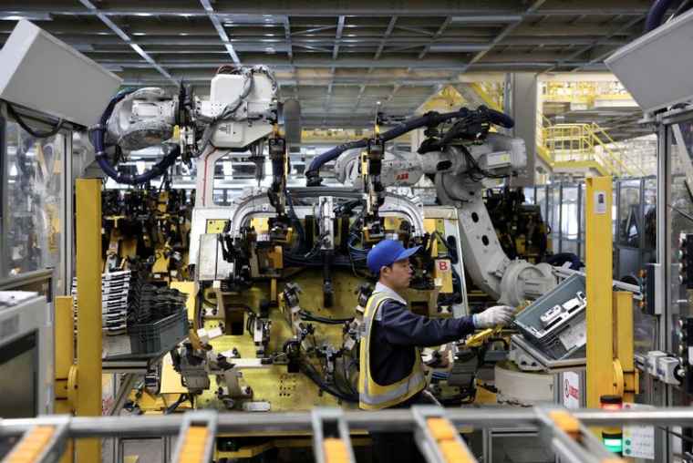 Un ouvrier travaille à l'usine Zeek à Cixi