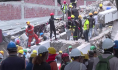 Séisme en Colombie: à Cali, les secours forment une chaîne humaine pour déblayer les décombres