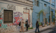 Les réfugiées palestiniennes Raghad al-Fara, au centre et Argwan al-Fara, à droite, et leur mère Shadia al-Fara, à gauche, à Athènes le 24 novembre 2025 ( AFP / Angelos TZORTZINIS )