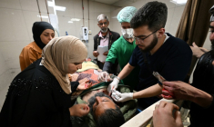 Un homme blessé reçoit des soins à l'hôpital al-Mouwassat de Damas, à la suite d'une opération des forces israéliennes dans le village de Beit Jinn dans le sud de la Syrie, le 28 novembre 2025 ( AFP / LOUAI BESHARA )