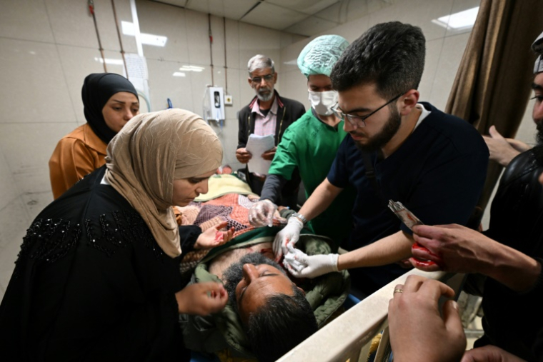 Un homme blessé reçoit des soins à l'hôpital al-Mouwassat de Damas, à la suite d'une opération des forces israéliennes dans le village de Beit Jinn dans le sud de la Syrie, le 28 novembre 2025 ( AFP / LOUAI BESHARA )