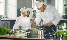 Les restaurants d’application permettent de déguster un repas de niveau gastronomique à petit prix. ( crédit photo : Shutterstock )