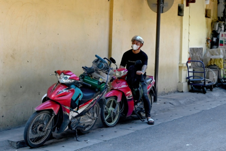 Des scooters sur un trottoir à Hanoï au Vietnam le 26 mai 2026 ( AFP / Nhac NGUYEN )