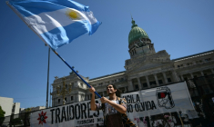 Un manifestant brandit le drapeau national argentin lors d'une manifestation devant le Parlement où est examinée la réforme du travail du président Javier Milei, à Buenos Aires, le 27 février 2026 ( AFP / Luis ROBAYO )