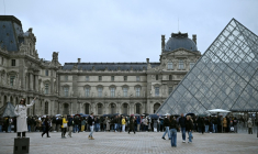 Des touristes font la queue au musée du Louvres, le 20 octobre 2025 à Paris ( AFP / JULIEN DE ROSA )