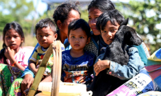 Photo diffusée par l'Agence Kampuchea Press (AKP), le 15 décembre 2025, montrant des habitants évacuant la province de Siem Reap, au Cambodge, après des frappes aériennes dans un contexte d'affrontements le long de la frontière entre le Cambodge et la Thaïlande ( Agence Kampuchea Press (AKP) / Handout )