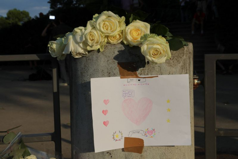 Des fleurs et un message déposés au parc du Paquier, près du lac d'Annecy, dans les Alpes françaises, en France