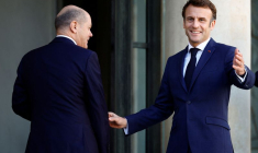 Le président français Emmanuel Macron accueille le chancelier allemand Olaf Scholz  à l'Elysée à Paris