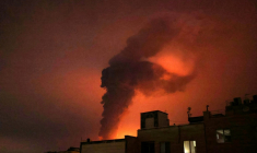 Bombardement contre la raffinerie de pétrole de Shahran à Téhéran, le 7 mars 2026 ( AFP / ATTA KENARE )