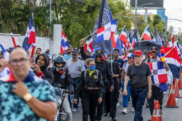 Des partisans du groupe Ancien Ordre Dominicain manifestent contre l'immigration haïtienne, le 24 avril 2025 à Saint-Domingue, en République dominicaine ( AFP / Erickson Polanco )
