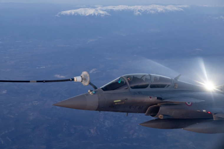 Un avion de chasse Rafale de l'armée de l'air française s'approche en vol de la perche d'un avion ravitailleur militaire A330 MRTT Phenix lors de l'exercice "Poker" au-dessus de la France, le 17 mars 2026 ( AFP / ALAIN JOCARD )