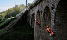 Des ouvriers réparent un viaduc à Saint-Chamond, le 23 octobre 2024. ( AFP / JEAN-PHILIPPE KSIAZEK )