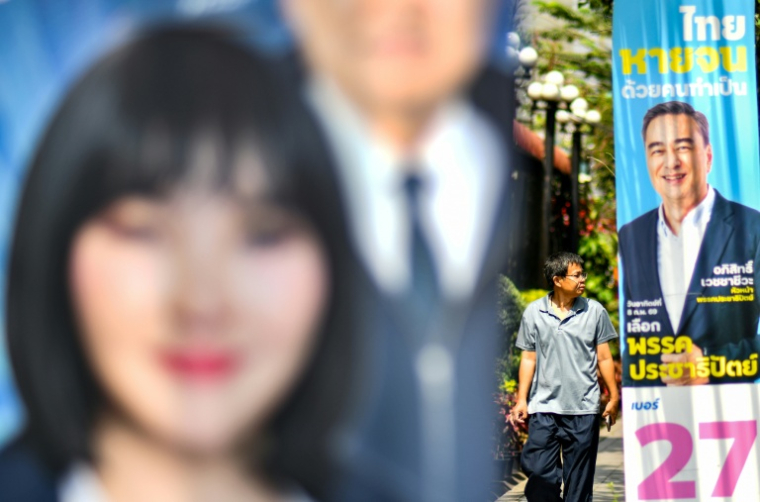 Panneaux électoraux à Bangkok, le 7 février 2026, à la veille des législatives en Thaïlande ( AFP / Amaury PAUL )