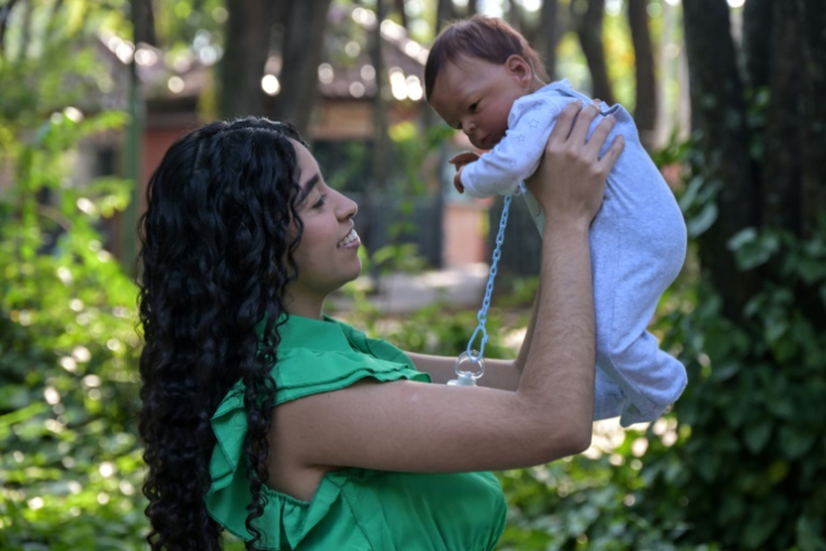 La youtubeuse Gabi Matos et l'un de ses "bébés reborn" à Campinas, dans l'État de Sao Paulo, le 22 mai 2025 au Brésil ( AFP / Nelson ALMEIDA )