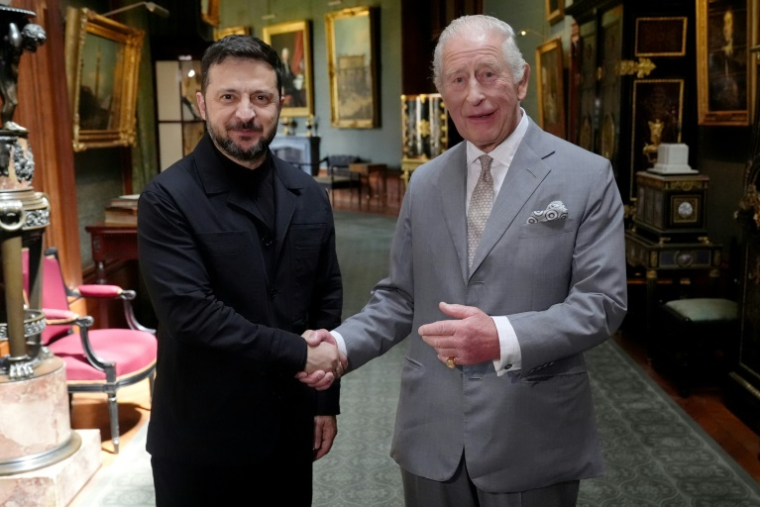 Le roi Charles III et le président ukrainien Volodymyr Zelensky lors d'une rencontre au château de Windsor, à l'ouest de Londres, le 23 juin 2025 ( POOL / Jonathan Brady )