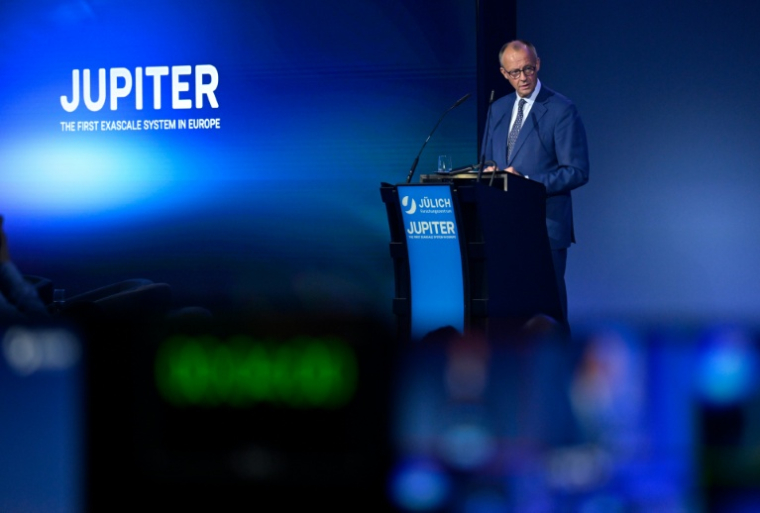 Le chancelier allemand Friedrich Merz fait un discours lors de l'inauguration du superordinateur européen Jupiter, le 5 septembre 2025 à Jülich (Allemagne) ( AFP / INA FASSBENDER )