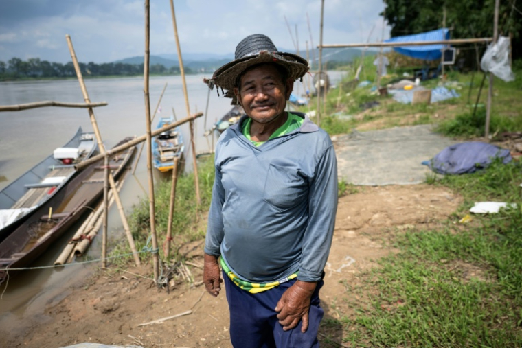 Le pêcheur Somdet Singthong, le 4 juin 2026, à Chiang Saen, en Thaïlande (  / Lillian SUWANRUMPHA )