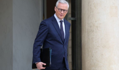 Le ministre français de l'Économie, Bruno Le Maire, quitte le Palais de l'Élysée après la réunion hebdomadaire du gouvernement à Paris