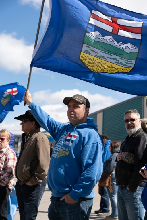 Un partisan séparatiste brandit un drapeau lors d’un rassemblement devant le siège d’Elections Alberta à Edmonton, au Canada, le 4 mai 2026. ( AFP / Henry MARKEN )