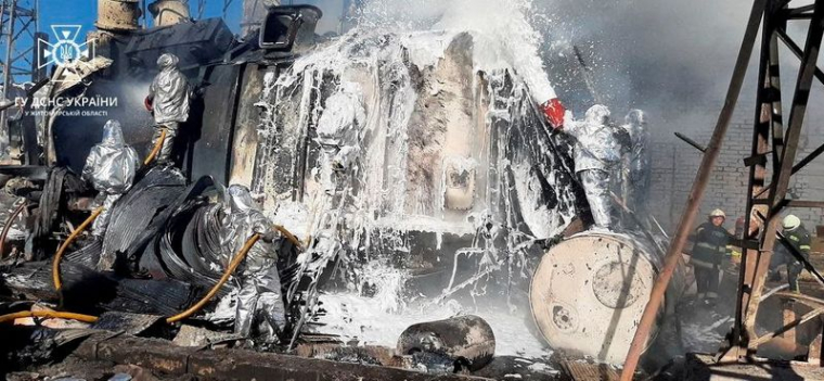 Des pompiers travaillent à éteindre un incendie dans une installation d'infrastructure énergétique, endommagée par un tir de missile russe, à Zhytomyr