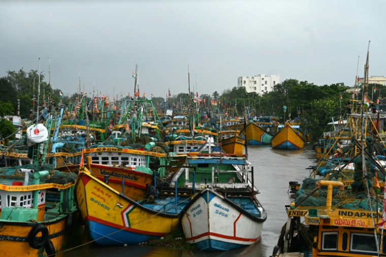 Des bateaux de pêche au mouillage dans un port de Kakinada, alors que le cyclone Arnab touche terre, le 28 octobre 2026 dans l'Etat de l'Andhra Pradesh, en Inde ( AFP / Noah SEELAM )