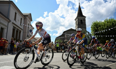 La Française Maëva Squiban aux avant-postes dès le début de l'étape qu'elle a remportée à Chambéry le 1er août 2025 ( AFP / JULIEN DE ROSA )
