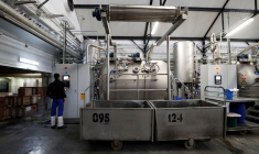 Un employé travaille sur la ligne de production de l'usine France Teinture à Troyes