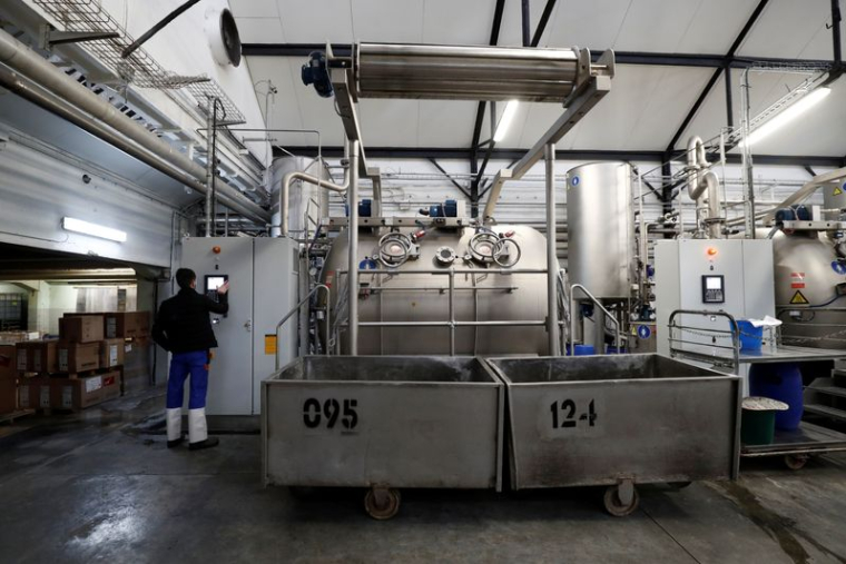 Un employé travaille sur la ligne de production de l'usine France Teinture à Troyes