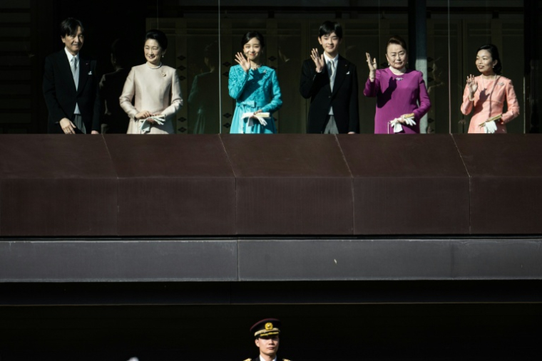 (g-d) Le prince héritier Akishino, la princesse héritière Kiko, la princesse Kako, le prince Hisahito, la princesse Nobuko et la princesse Akiko lors de la cérémonie traditionnelle de vœux du Nouvel An de la famille impériale, le 2 janvier 2026 à Tokyo ( AFP / Philip FONG )