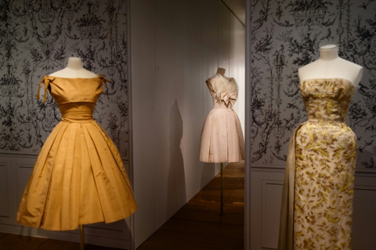 Des robes de Christian Dior présentées à l'exposition "La collection Dior d'Azzedine Alaïa" de la Fondation Azzedine Alaïa à la Galerie Dior à Paris, le 9 décembre 2025 ( AFP / Dimitar DILKOFF )