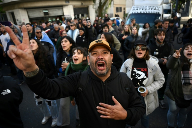 Des partisans de l'ancienne présidente argentine Cristina Kirchner chantent l'hymne national devant sa résidence à Buenos Aires le 11 juin 2025 ( AFP / Luis Robayo )
