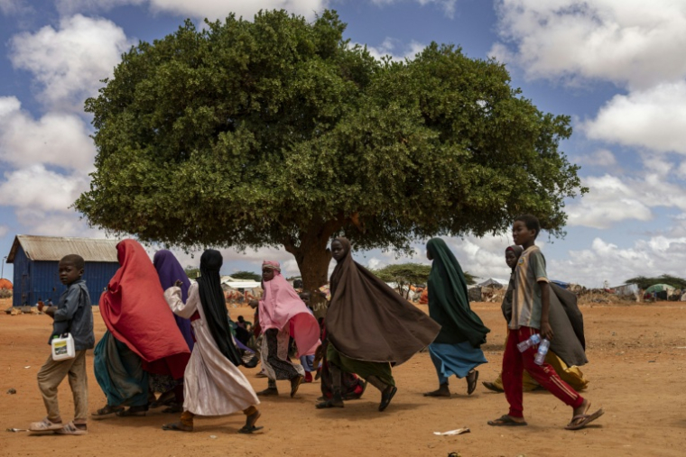 Des élèves somaliens déplacés rentrent chez eux après l'école dans un camp pour personnes déplacées à l'intérieur du pays, à la périphérie de Kismayo, le 21 avril 2026 ( AFP / SIMON MAINA )