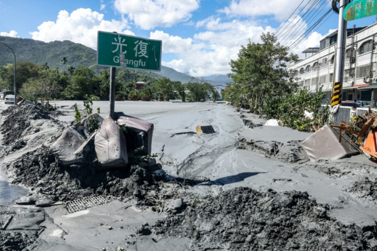 Un panneau routier indiquant Guangfu est enfoncé dans la boue le 25 septembre 2025 après la rupture d'un barrage à Hualien, suite aux pluies torrentielles qui se sont abattues lorsque le super typhon Ragasa a frôlé Taïwan. ( AFP / I-Hwa Cheng )